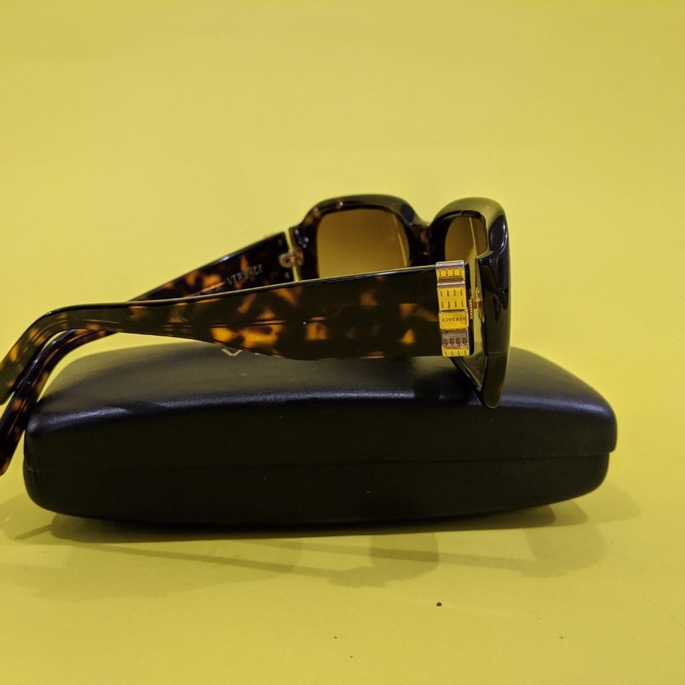 VERSACE Sunglasses in Fabulous Condition - Picture 4 of 6